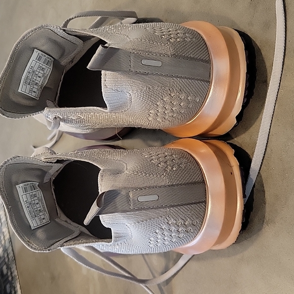 WOMEN'S Brooks LEVITATE 3 running shoes  size 8 GREY - Picture 2 of 10